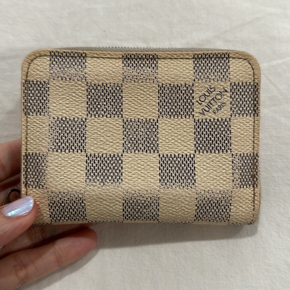 Louis Vuitton Damier Azur Zippy Coin Purse
Pattern 100% Authentic - Picture 2 of 9